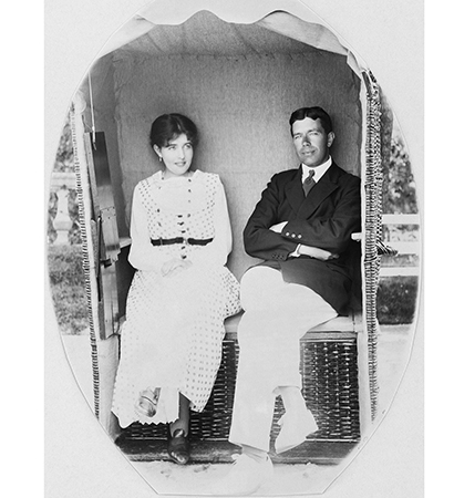 Gustav VI Adolf and Crown Princess Margareta sit in a shelter at Marstrand